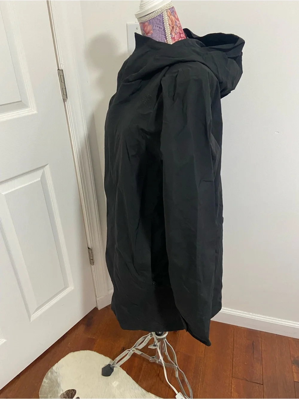 North face men’s black rain jacket windbreaker longer length M